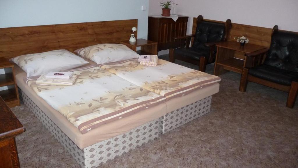 Zlaty Kriz Hotel Trebic Room photo